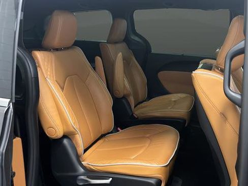 Used 2023 Chrysler Pacifica Pinnacle FWD image 25