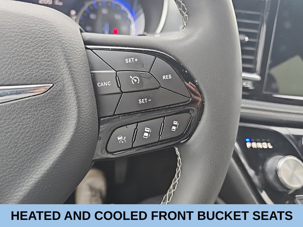Used 2025 Chrysler Pacifica Limited FWD image 21