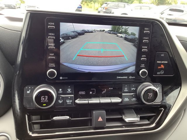 Used 2021 Toyota Highlander XLE AWD/4WD image 25