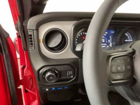 Used 2024 Jeep Wrangler Unlimited AWD/4WD image 23