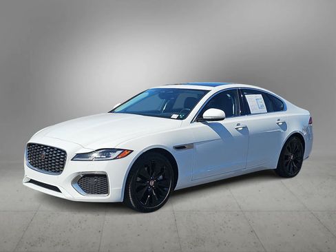 Used 2022 Jaguar XF SE RWD image 4