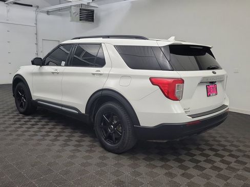 Used 2020 Ford Explorer XLT image 2