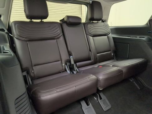 Used 2025 Ford Expedition Platinum w/ Platinum Ultimate Package AWD/4WD image 17