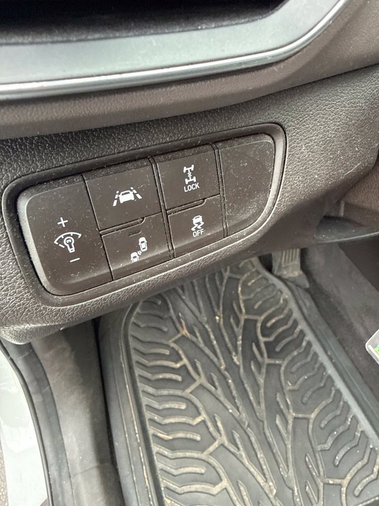 Used 2019 Hyundai Santa Fe SE AWD/4WD image 2