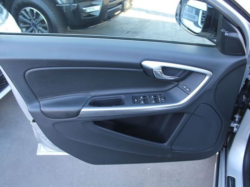 Used 2018 Volvo V60 T5 Cross Country image 17