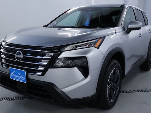 Used 2024 Nissan Rogue SV image 3