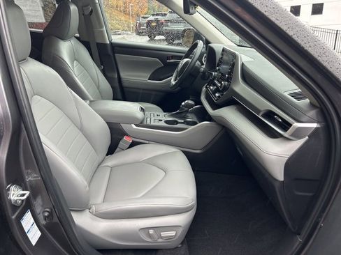 Used 2022 Toyota Highlander XLE image 7