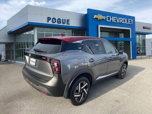 Used 2025 Nissan Kicks SV w/ Illumination Package image 2