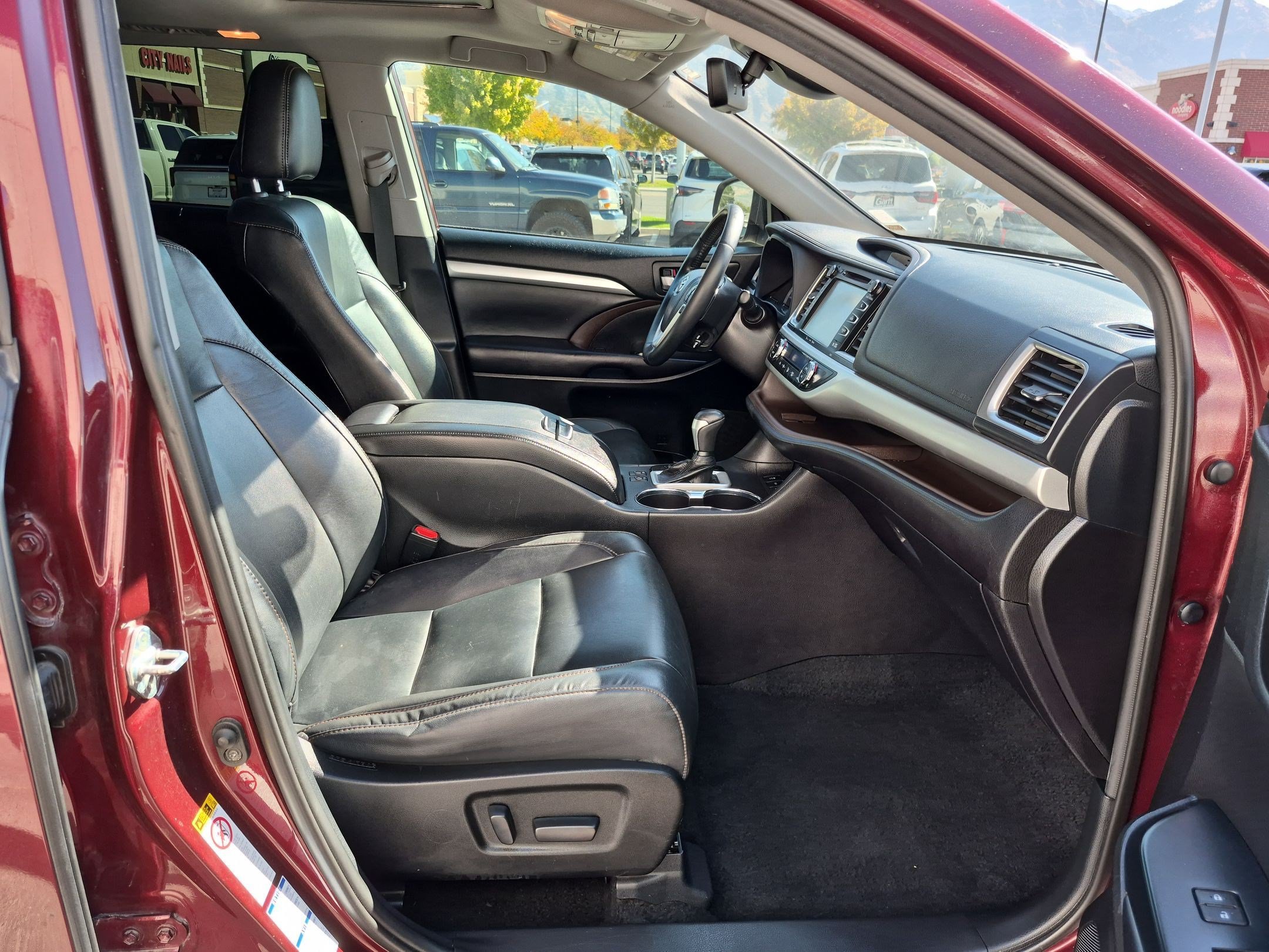 Used 2019 Toyota Highlander XLE AWD/4WD image 34
