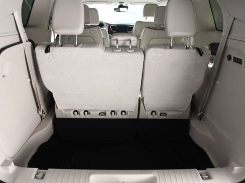 Used 2017 Chrysler Pacifica Limited w/ Advanced Safetytec Group FWD image 23