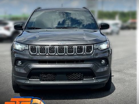Used 2024 Jeep Compass Latitude AWD/4WD image 2