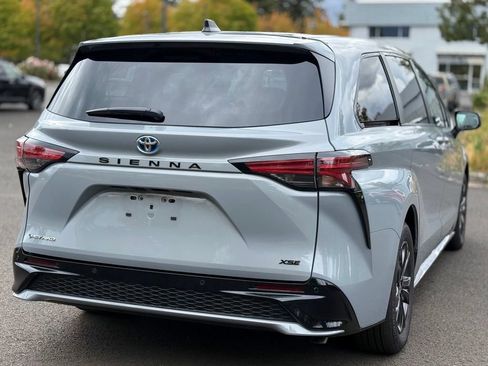 Used 2025 Toyota Sienna XSE AWD/4WD image 5