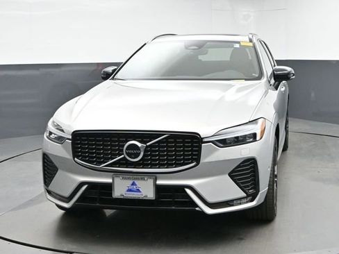 Used 2023 Volvo XC60 B5 Plus w/ Climate Package image 3
