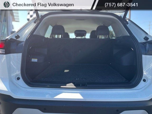 Used 2025 Volkswagen Tiguan SE FWD image 30
