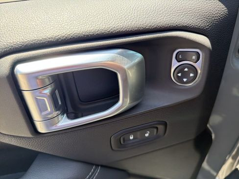 Used 2022 Jeep Wrangler Unlimited Sahara AWD/4WD image 15