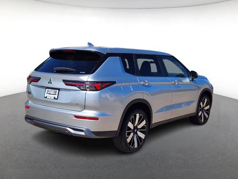 New 2025 Mitsubishi Outlander SE image 3