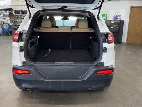 Used 2017 Jeep Cherokee Sport AWD/4WD image 10