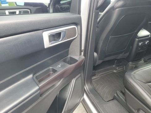 Used 2020 Ford Explorer XLT w/ Equipment Group 202A AWD/4WD image 17