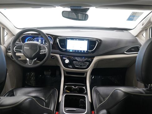 Used 2024 Chrysler Pacifica Limited image 15