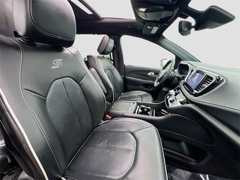 Used 2022 Chrysler Pacifica Limited w/ Uconnect Theater Family Group image 32