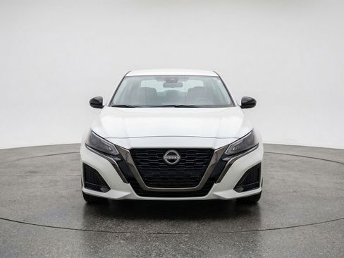 Used 2025 Nissan Altima 2.5 SV FWD image 2