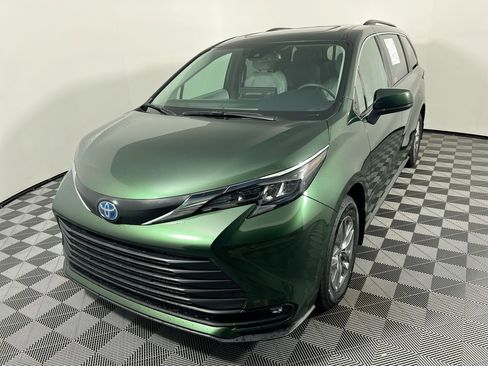 Used 2025 Toyota Sienna XLE image 7