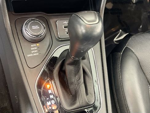 Used 2022 Jeep Cherokee Limited image 16