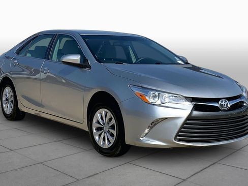 Used 2017 Toyota Camry LE FWD image 3