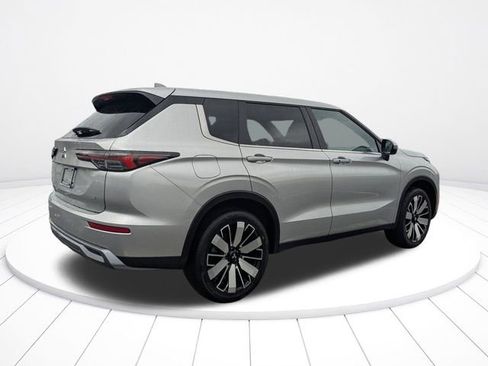 New 2026 Mitsubishi Outlander SE FWD image 3