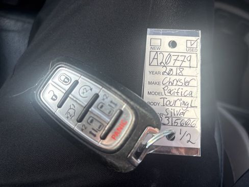 Used 2018 Chrysler Pacifica Touring-L image 25