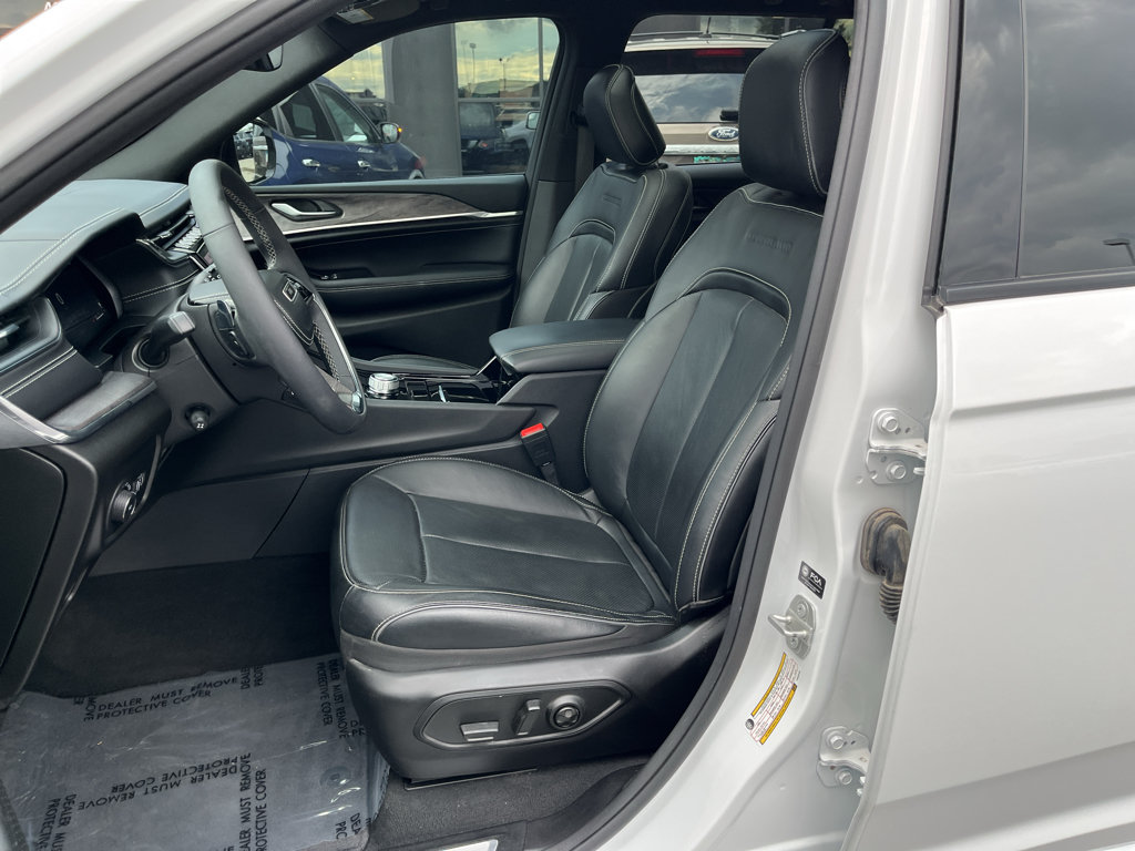Used 2023 Jeep Grand Cherokee Overland RWD image 31