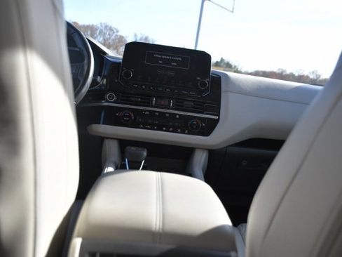 Used 2024 Nissan Pathfinder SL w/ SL Premium Package image 11