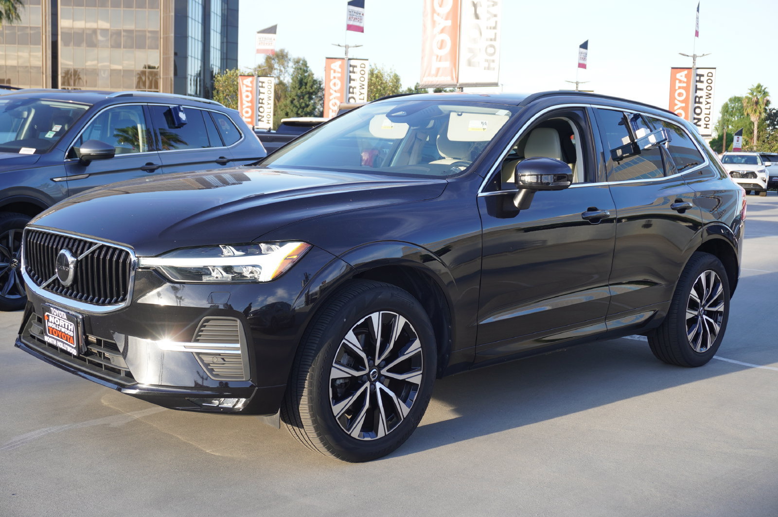 Used 2023 Volvo XC60 B5 Core w/ Climate Package AWD/4WD image 5