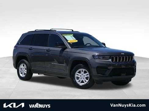 Used 2025 Jeep Grand Cherokee Laredo RWD image 1