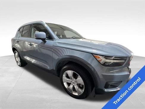 Used 2022 Volvo XC40 T5 Momentum image 3