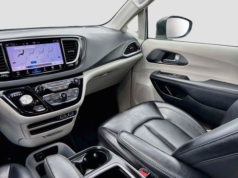 Used 2023 Chrysler Pacifica Touring-L FWD image 22