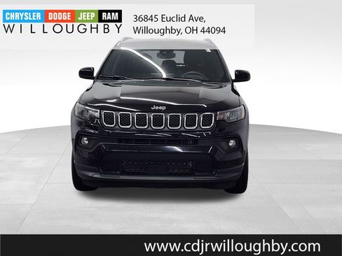 Used 2023 Jeep Compass Latitude AWD/4WD image 2