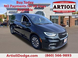 Used 2023 Chrysler Pacifica Touring-L FWD video 1