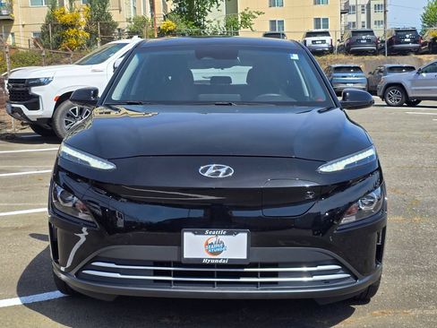 Used 2023 Hyundai Kona SE FWD image 2
