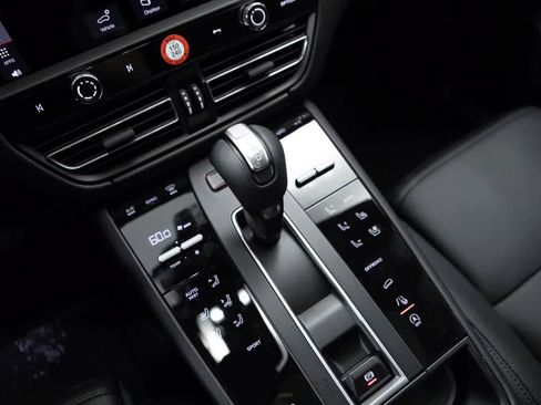Certified 2026 Porsche Macan AWD/4WD image 28