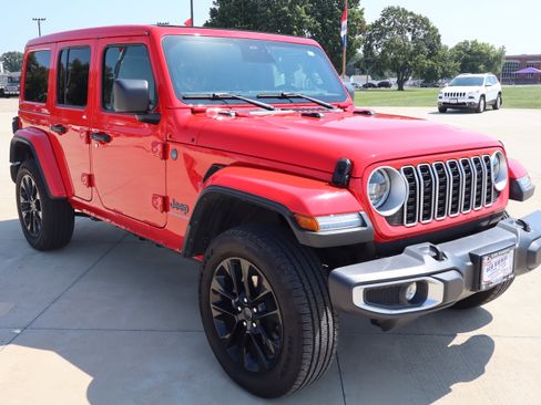 Used 2025 Jeep Wrangler Unlimited Sahara w/ Safety Group AWD/4WD image 3