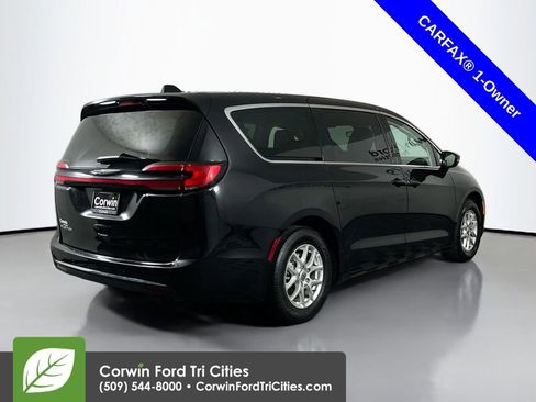 Used 2024 Chrysler Pacifica Touring-L image 15