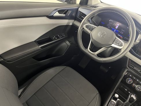 Used 2024 Volkswagen Taos SE image 9