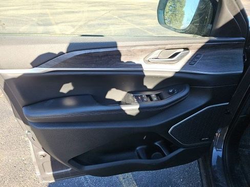 Used 2023 Jeep Grand Cherokee L Limited w/ Black Appearance Package image 20