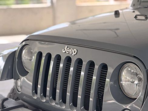 Used 2014 Jeep Wrangler Unlimited Sahara w/ Connectivity Group AWD/4WD image 9