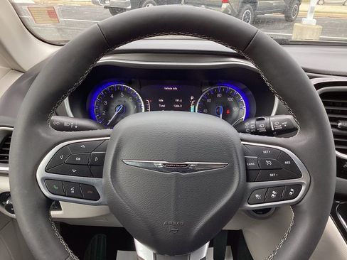 Used 2024 Chrysler Pacifica Touring-L image 30