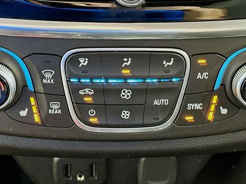 Used 2020 Chevrolet Traverse LT FWD image 19