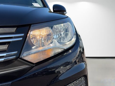 Used 2015 Volkswagen Tiguan S image 9
