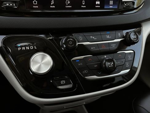 Used 2024 Chrysler Pacifica Touring-L image 20