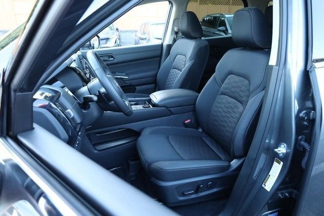Certified 2025 Nissan Pathfinder SV w/ SV Premium Package AWD/4WD image 10